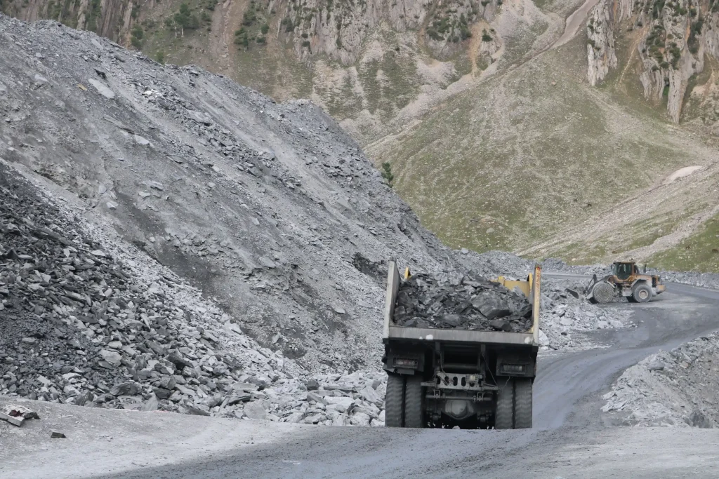 HAULING ROAD MAINTENANCE: STRATEGI PENTING UNTUK MENINGKATKAN PRODUKTIVITAS DAN KESELAMATAN OPERASIONAL TAMBANG