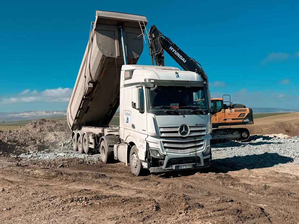 OPERATOR DUMP TRUCK: TUGAS, TANGGUNG JAWAB, KOMPETENSI, DAN PROSPEK KARIER DI INDUSTRI TAMBANG