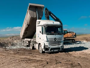 OPERATOR DUMP TRUCK TUGAS, TANGGUNG JAWAB, KOMPETENSI, DAN PROSPEK KARIER DI INDUSTRI TAMBANG
