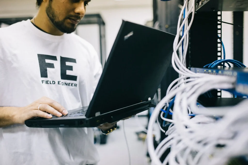 IT TECHNICAL AND MAINTENANCE SUPPORT FOR BEGINNER: PANDUAN DASAR MENJADI TEKNISI IT PROFESIONAL