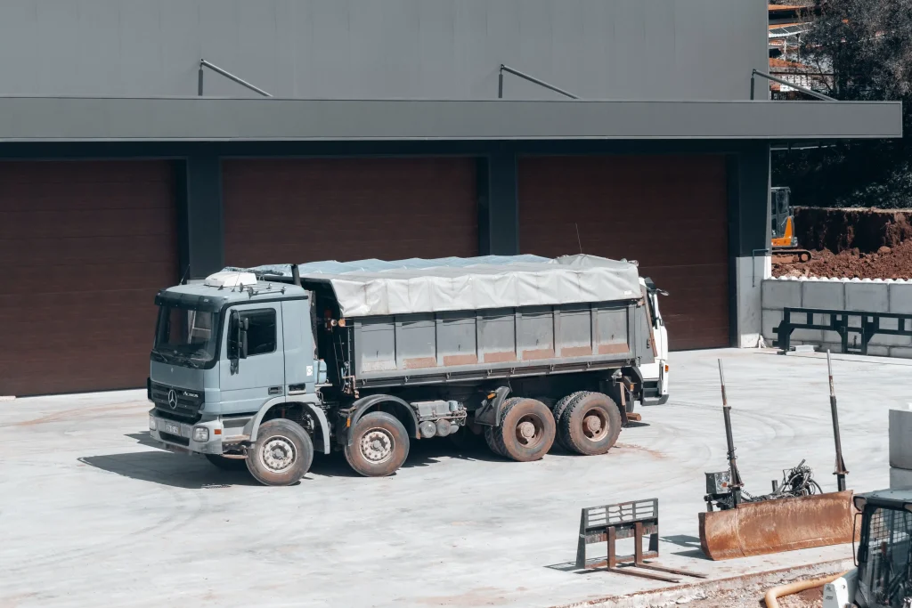JENIS-JENIS DUMP TRUCK DAN FUNGSINYA DALAM INDUSTRI TAMBANG DAN KONSTRUKSI