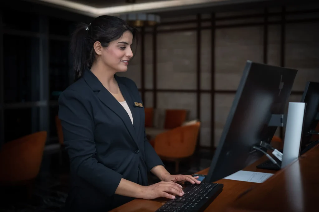 ROOM ATTENDANT DAN PERANNYA DALAM OPERASIONAL HOUSEKEEPING HOTEL