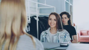 CARA MENCIPTAKAN CUSTOMER EXPERIENCE YANG KONSISTEN DI SETIAP TITIK LAYANAN