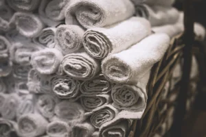 HOSPITALITY TRICKS CARA MENANGANI LINEN DAN LAUNDRY 