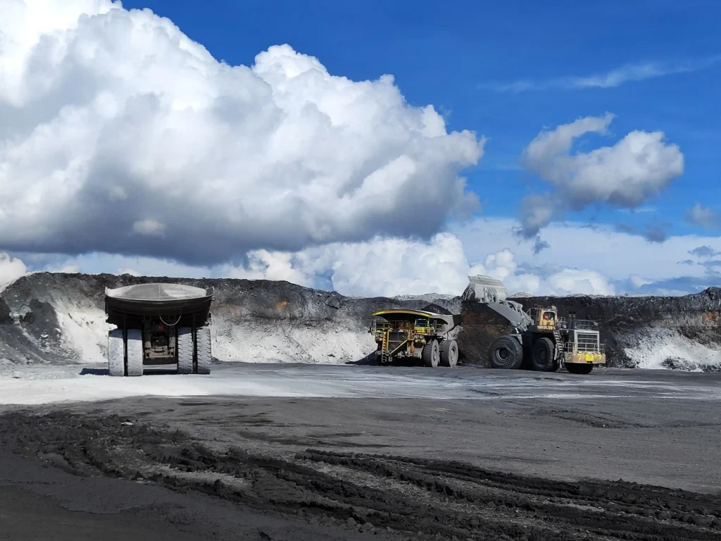 KENDALIKAN DEBU HAULING ROAD UNTUK MENDUKUNG OPERASI TAMBANG