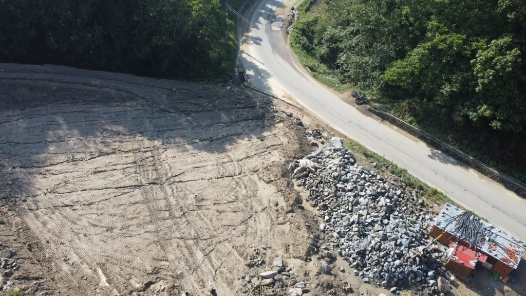 MANFAAT GRADING DAN COMPACTION DALAM PEMELIHARAAN JALAN TAMBANG