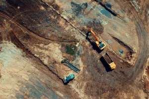 TEKNIK AMAN MENGEMUDIKAN DUMP TRUCK DI JALAN ANGKUT TAMBANG