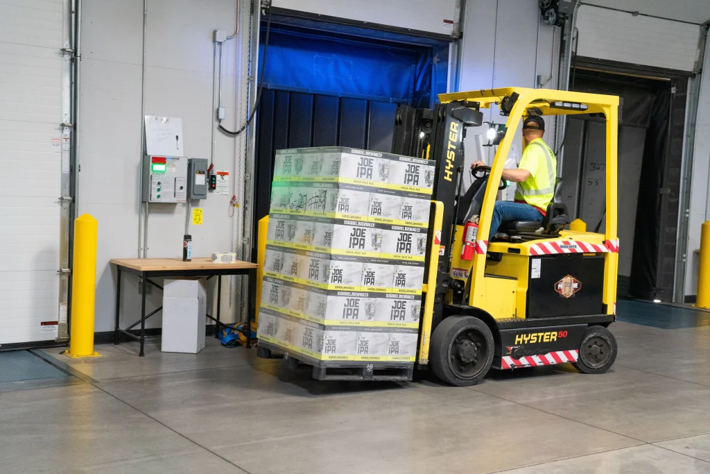 7 CARA MENGATUR BEBAN FORKLIFT AGAR PENGANGKATAN TETAP STABIL