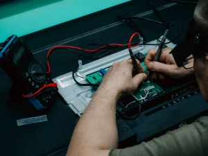 APA ITU MULTIMETER DAN BAGAIMANA FUNGSINYA DALAM PEMERIKSAAN ELEKTRONIKA