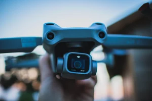 BAGAIMANA CARA MENGATUR KAMERA DRONE UNTUK KONDISI CAHAYA YANG BERBEDA
