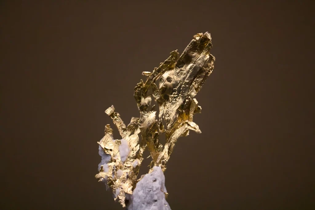 KARAKTERISTIK BIJIH EMAS: MINERALOGI, KADAR, DAN SIFAT PENGOLAHANNYA