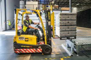MENGAPA KOMUNIKASI OPERATOR FORKLIFT DAN PEJALAN KAKI SANGAT VITAL DI AREA KERJA